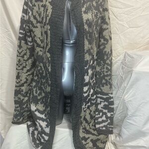 BKE Gray and Cream Patterned Cardigan